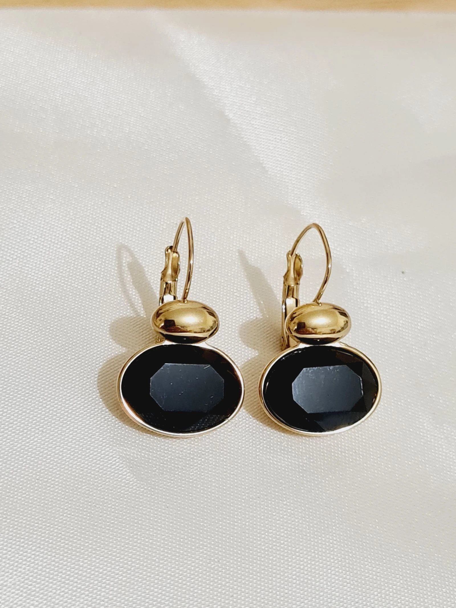 Gouden oorbellen met zwarte kristallen – photo 2